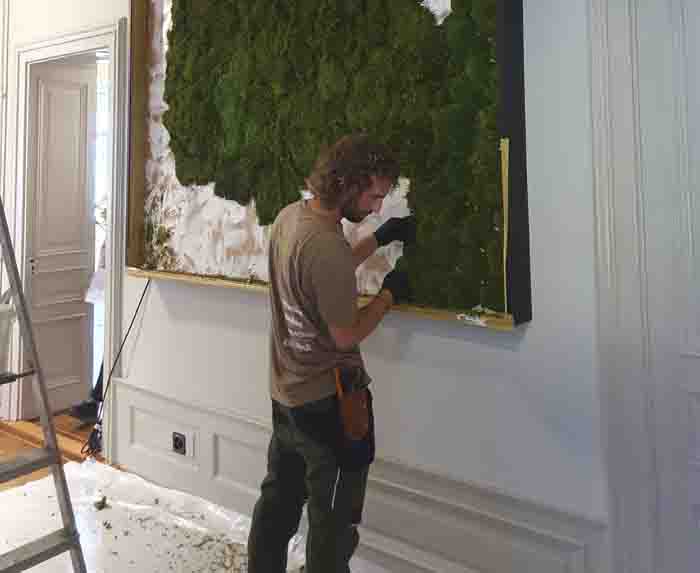 Ompex - Viel Handarbeit und Kreativität sind bei so einem Moosbild gefragt.