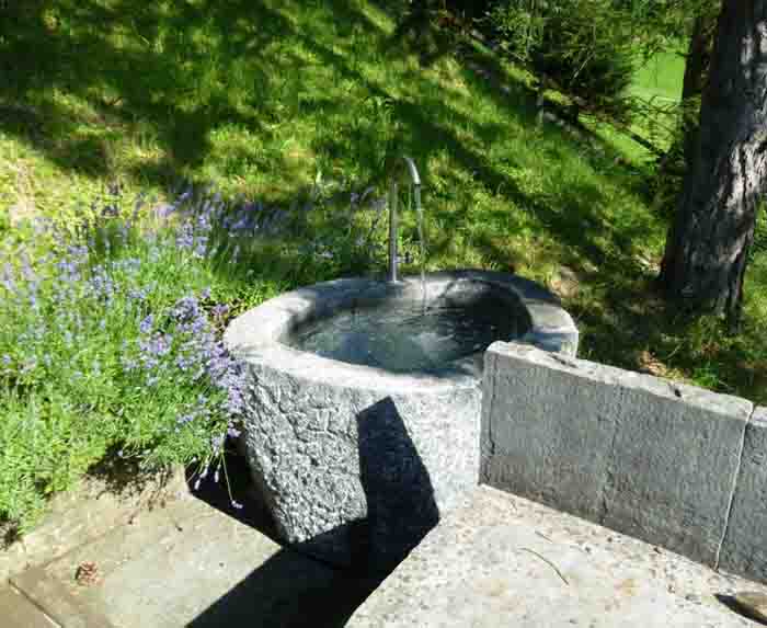 lauschig - Der Granitbrunnen verleiht dem lauschigen Platz das gewisse etwas